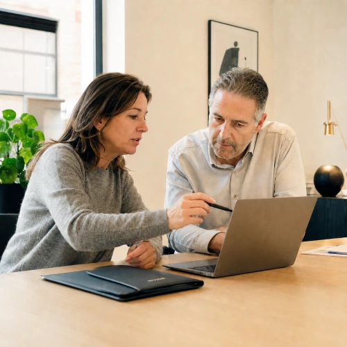 Expert-comptable en rendez-vous avec un client dans son cabinet
