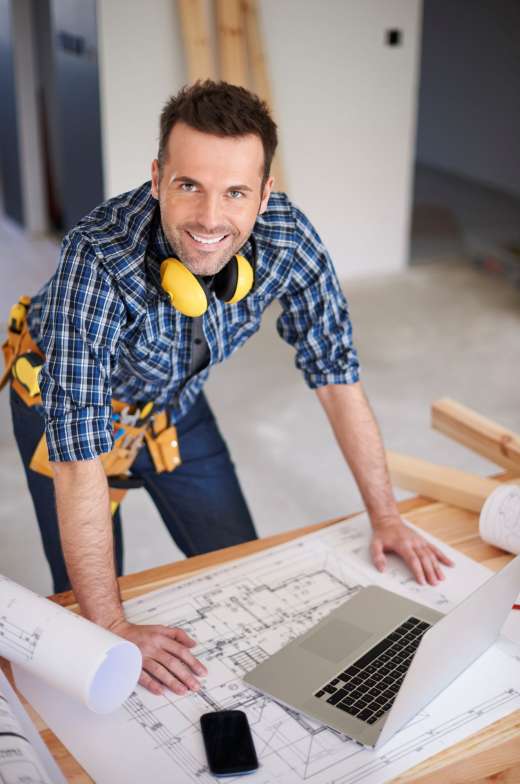 indépendant du bâtiment ou de PME gérant ses devis et appels entrants clients en région de Namur, Belgique